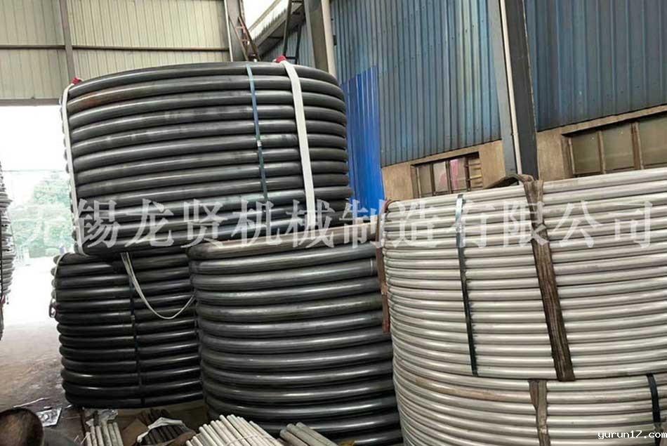 公路上的半圆管方便了道路的管理！